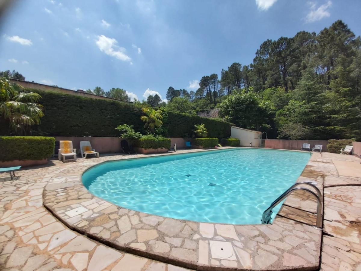 Eblouissant Appartement Au Calme D'Une Residence Avec Piscine Idealement Situe Au Pied Du Colorado Provencal Dans Le Prestigieux Luberon Рустрел Екстериор снимка