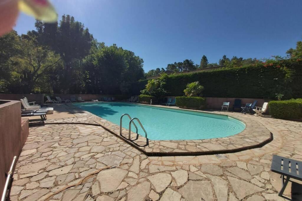 Eblouissant Appartement Au Calme D'Une Residence Avec Piscine Idealement Situe Au Pied Du Colorado Provencal Dans Le Prestigieux Luberon Рустрел Екстериор снимка